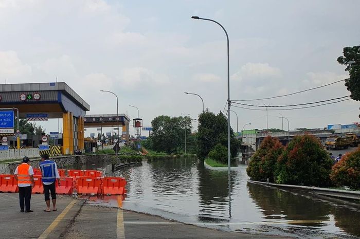 Banjir dengan ketinggian 70 sentimeter masih merendam ruas Tol Bitung, Tangerang, Banten