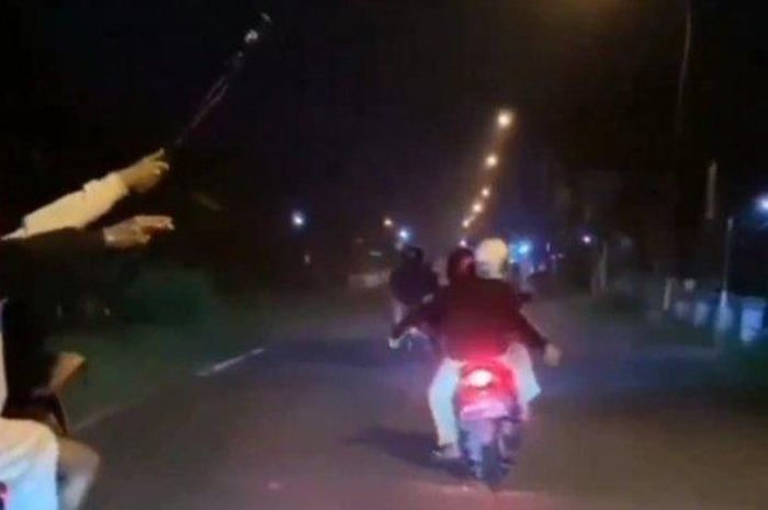 Video viral pengendara sepeda motor mengayun-ayunkan senjata tajam di Jalan Ringroad Utara Sragen. Mereka kini ditangkap polisi. 