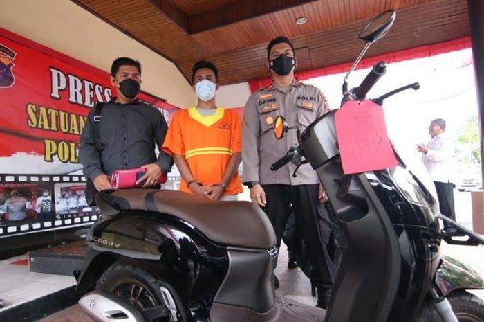 Barang bukti Honda Scoopy milik tukang pijat yang dilarikan pasien inisial HN