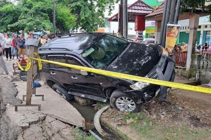 Mitsubishi Pajero Sport dikemudikan Dokter TNI AL hantam tukang tambal ban dan penjual gorengan hingga tewas di Lorong Satria, Palembang, Sumatera Selatan