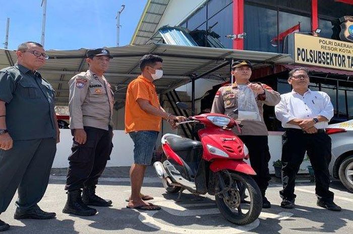 TK (40) berbaju oranye diringkus Polisi usai beli Yamaha Mio bekas Rp 1,7 juta di Facebook, tak tahu unit hasil curian