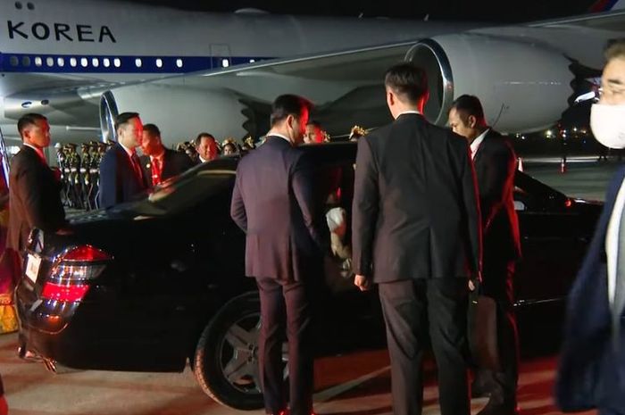 Presiden Korsel, Yoon Suk-yeol dan istrinya, Kim Keon Hee terpantai naik Mercedes-Benz S600 Guard saat menghadiri KTT G20 Bali 2022.