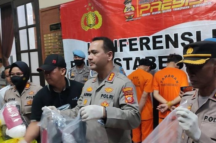 Polisi menyita barang bukti kejahatan begal 