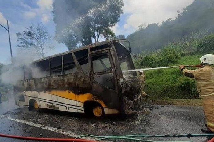 Kondisi bus Pariwisata yang gosong dilalap api di Tol Semarang saat dipadamkan oleh petugas Damkar, Kamis (17/11/2022).