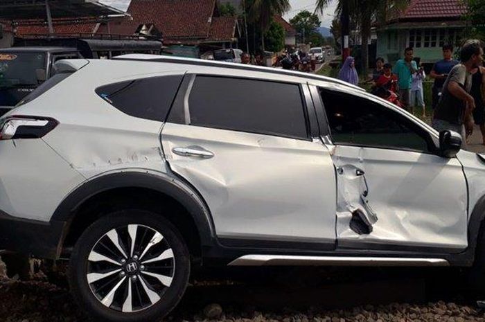 Honda All New BR-V cacat bodi setelah diseret Lokomotif CC 206 1523 di Pasar Lama, Lahat, Sumatera Selatan