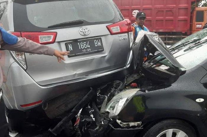 Toyota Kijang Innova kena cungkil Nissan Grand Livina yang didorong Daihatsu Gran Max dari belakang setelah dihantam bus PO Tentrem di ruas tol Sidoarjo-Kejapanan