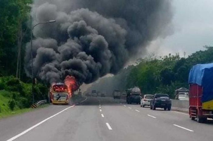 Bus Pariwisata asal Jakarta terbakar hebat di ruas tol Semarang-Solo KM 425 hingga berasap hitam pekat, (17/11/22)