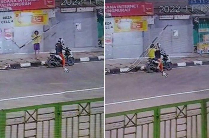 Aksi dua orang boncengan motor mengambil besi portal terekam CCTV.