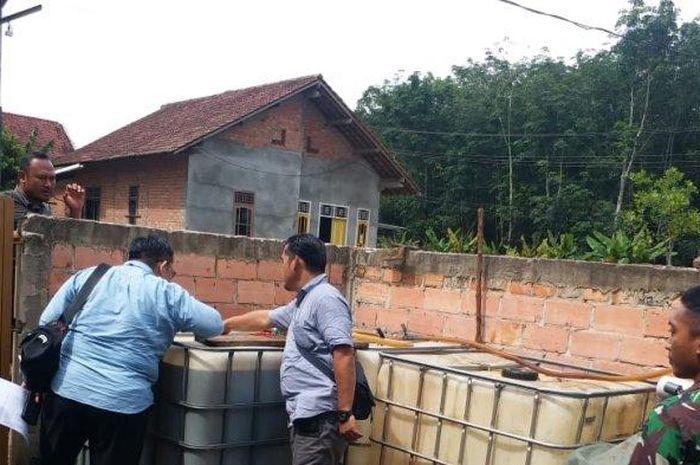 Ditreskrimsus Polda Sumsel gerebek gudang Solar Ilegal yang dimiliki anggota TNI aktif di desa Talang Buluh, Talang Kelapa, Banyuasin