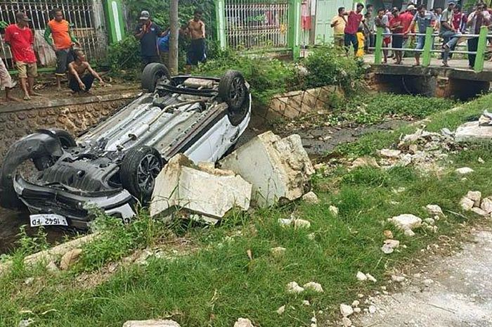 Hyundai Creta masih bau dealer, berakhir kayang di sungai Desa Tuwiri Kulon, Tuban, pada Kamis (17/11/2022).