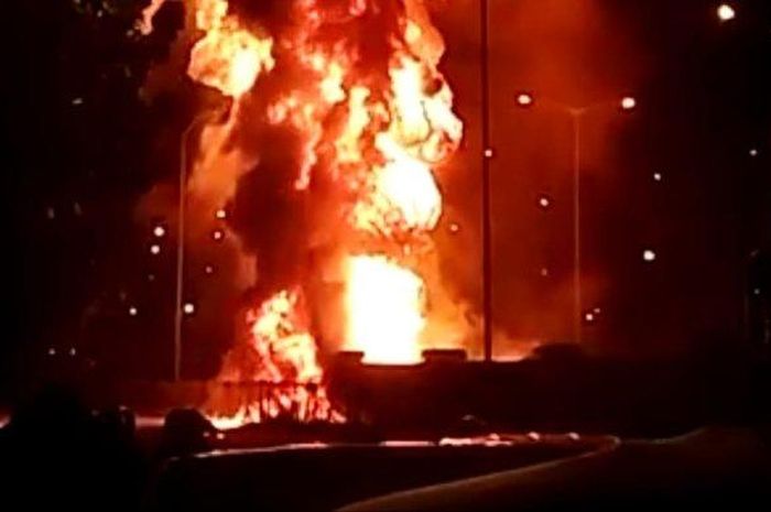 Kondisi saat kejadian truk Pertamina terbakar di Tol JORR Kembangan,Jakarta Barat, Jumat (18/11/2022). 