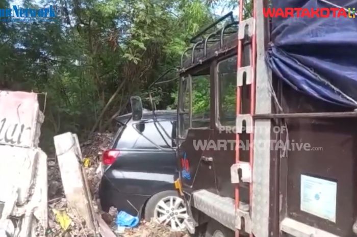 Kondisi Toyota Kijang Innova usai diseruduk truk tronton yang berada di gundukan sampah.