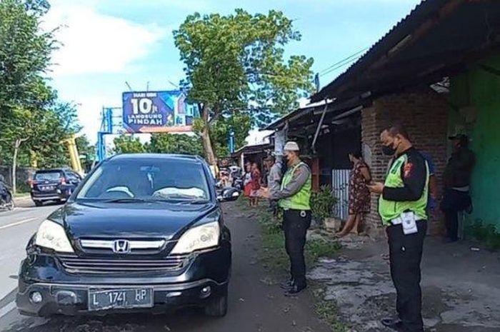 Honda CR-V hitam L 1741 HP yang terlibat adu banteng dengan Honda Scoopy AE 5802 UK hingga satu korban tewas di Kertosari, Geger, Madiun, Jawa Timur