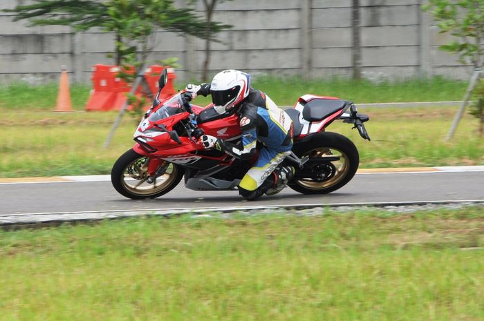 Jajal handling Honda New CBR250RR SP QS 2022 di tikungan