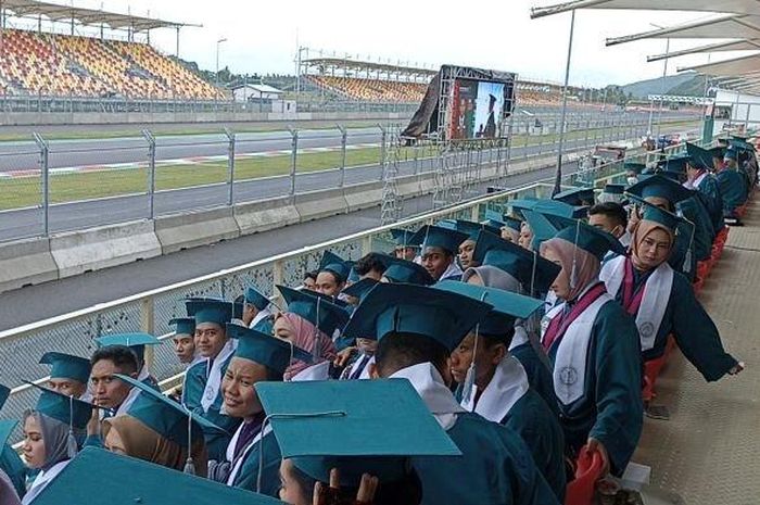 Mahasiswa-mahasiswi Politeknik Pariwisata (Poltekpar) Lombok jalani wisuda di sirkuit Mandalika