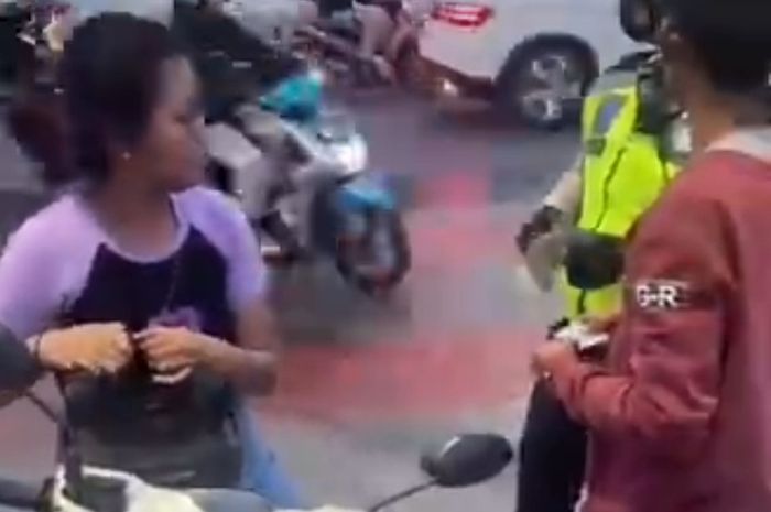 Dua remaja ini nekat tidak pakai helm di jalan protokol bundaran HI, Jakarta Pusat