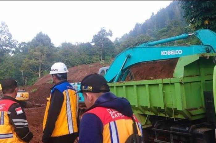 Longsor di jalur puncak kawasan Cugenang, Cianjur, Jawa Barat menimbun truk dan angkot isi pelajar, (21/11/22)