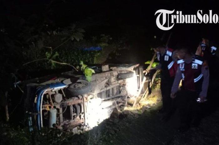 Microbus berisi rombongan sambang bayi lahiran terjun ke jurang sedalam 1,5 meter di Nguntoronadi, Wonogiri sebabkan delapan nyawa tercabut