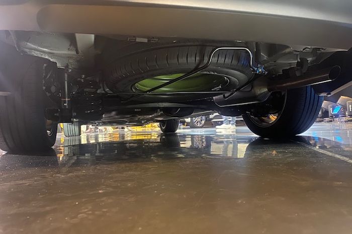 Bagian kolong Toyota Kijang Innova Zenix, knalpot ditinggikan agar aman dari banjir