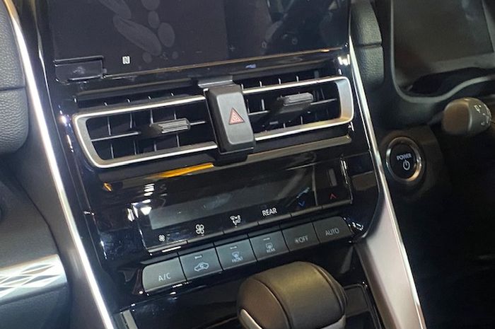 Toyota Kijang Innova Zenix sudah menggunakan digital climate control untuk pengaturan A/C-nya