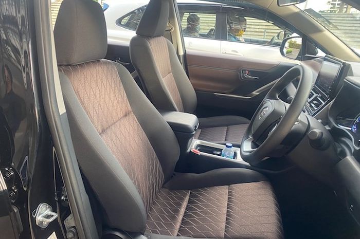 Jok depan Toyota All New Kijang Innova Zenix tipe G Gasoline.