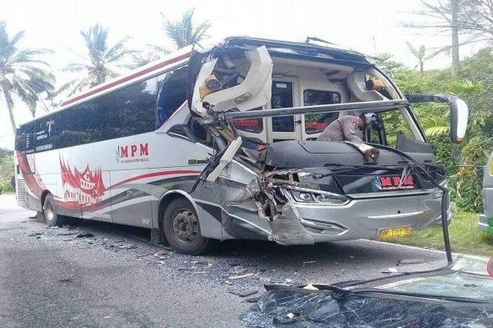 Bus MPM terbelah, kabin menganga usai adu gebrak musuk truk dari arah berlawanan di jalur lintas Padang Panjang-Batusangkar, Tanah Datar, Sumatera Barat