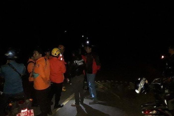 Angkot berisi 15 siswa tertimpa longsor akibat gempa Cianjur