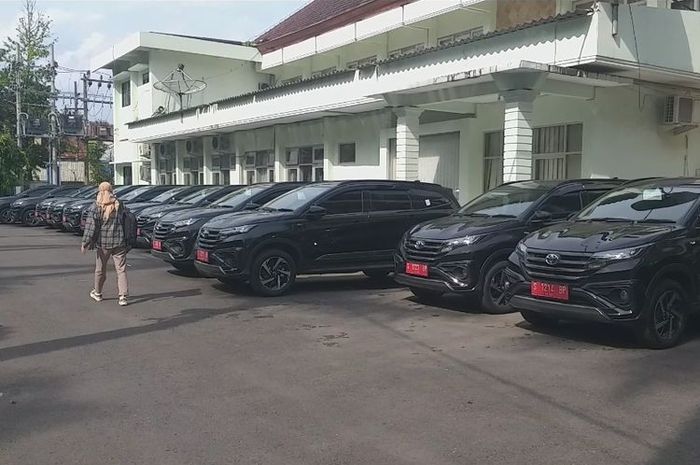 Puluhan Toyota Rush pelat merah siap dibagikan satu-satu untuk camat se-Kabupaten Bojonegoro