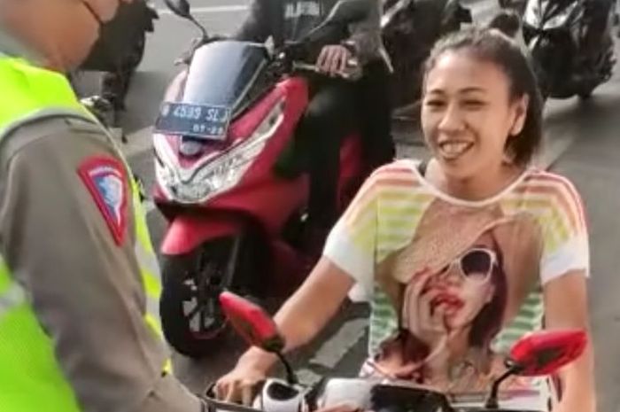 Tilang manual dihapus, teguran polisi ke emak-emak tak pakai helm dibalas senyuman