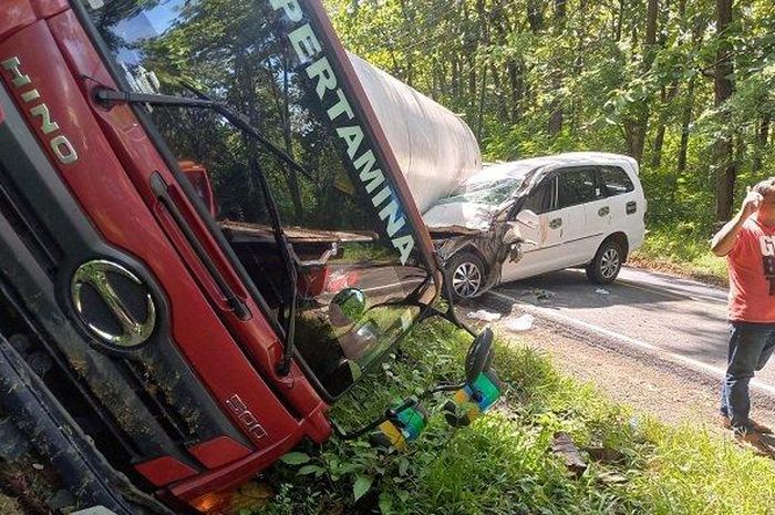 Kondisi truk tangki gas Pertamina mengalami kecelakaan menimpa Toyota Innova. 