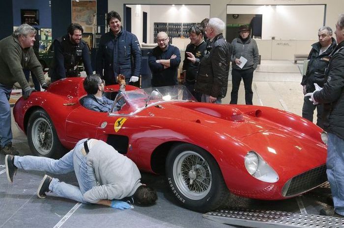 Tak cuma identik dengan Hari Raya Imlek 2023, warna merah juga jadi ciri khas dari Ferrari lo.