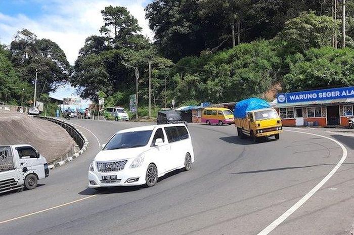 Kondisi lalu lintas di Jalan Raya Puncak-Cianjur pada Rabu (23/11/2022) ramai lancar. 