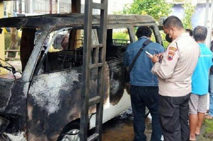 Kondisi Suzuki Carry Futura yang hangus terbakar di garasi akibat korsleting.