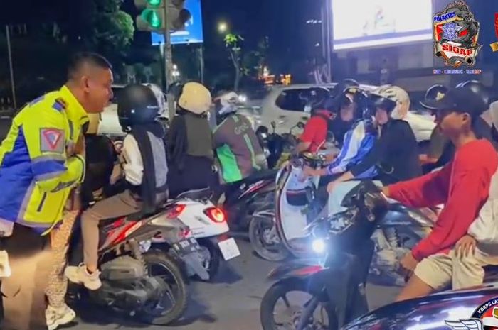 Iptu Lingga Ramadhani melakukan tilang elektronik mobile terhadap pelanggar lalu lintas