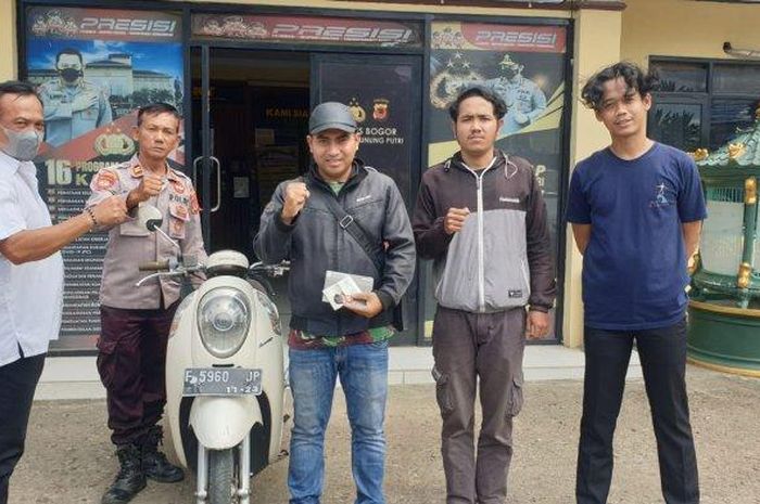 Polsek Gunungputri Bogor kembalikan Honda Scoopy, STNK dan BPKB warga yang sempat hilang dilarikan pembeli selama 2 minggu