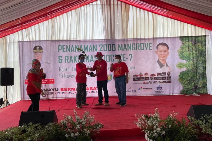 Toyota Innova Owners Club Indonesia (TIOCI) melaksanakan kegiatan penanaman 2.000 bakau di Pantai Tambak Raya (Pataya), Indramayu, Jawa Barat.