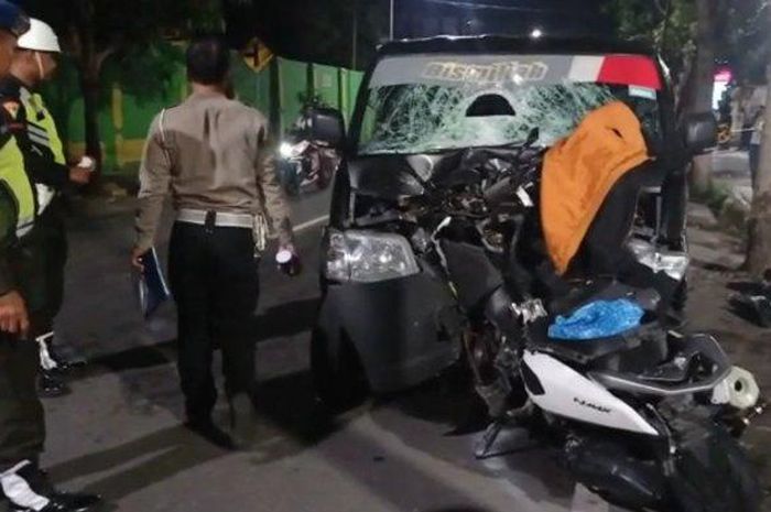 Yamaha NMAX menancap di bangian depan mobil pikap setelah terjadi tabrakan, begini kronologinya. 