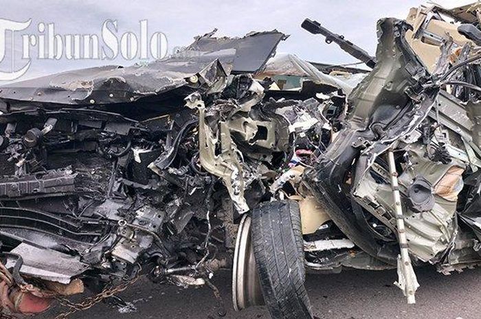 Kondisi Toyota Alphard yang terlibat kecelakaan dengan truk kontainer di Jalan Tol Semarang-Solo, Kamis (24/11/2022)