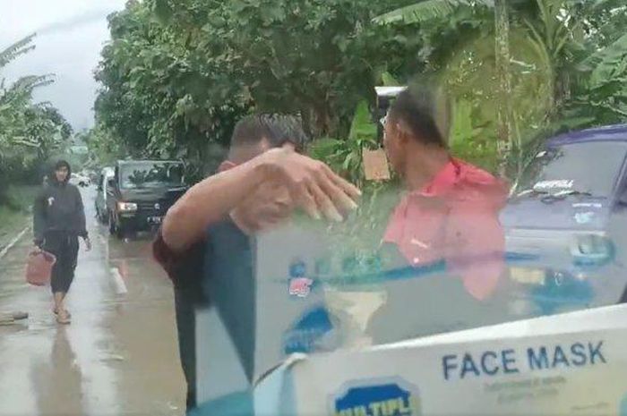 Cuplikan video tiga pria cegat ambulans dan mobil logistik bantuan gempa Cianjur, berakhir mohon ampun