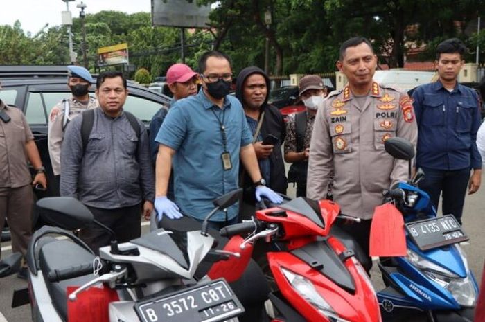 Skutik Honda BeAT yang jadi barang bukti diperlihatkan oleh Kapolres Metro Tangerang Kota Kombes Pol Zain Dwi Nugroho.