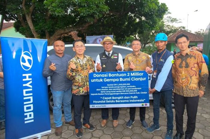 Hyundai serahkan donasi untuk bantu korban gempa Cianjur kepada Gubernur Jawa Barat, Ridwan Kamil (25/11/2022)
