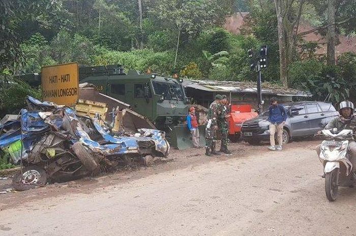 Bangkai angkot yang berhasi dievakuasi setelah tertimbun longsor Cugenang, Cianjur, Jawa Barat