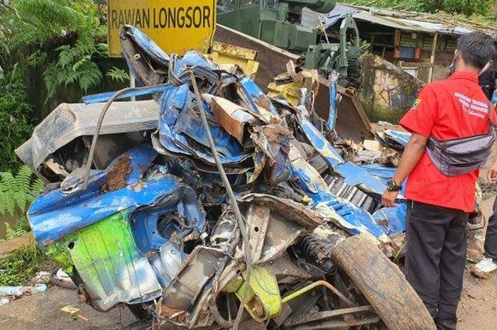 Kondisi angkot pengangkut siswa yang berhasil dievakuasi dari longsoran akibat gempa di Kabupaten Cianjur, Rabu (23/11/2022).