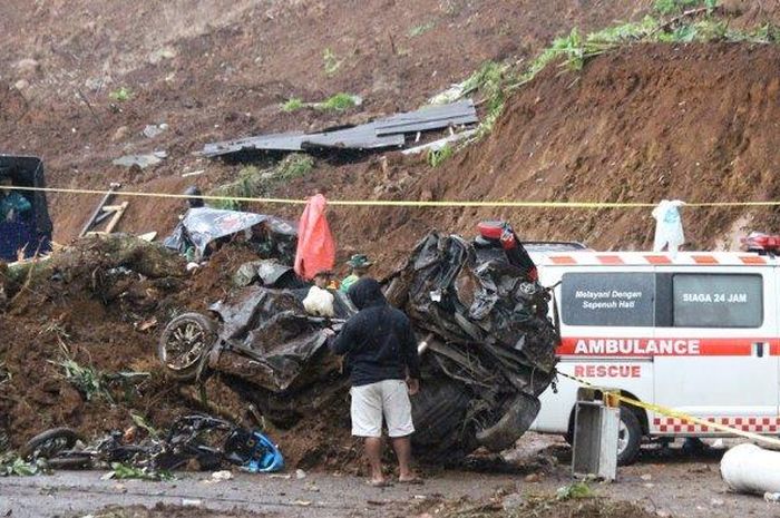 Bangkai Toyota Avanza B 2628 SKR milik rombongan guru TK dan Paud Al Azhar ditemukan usai tertimbun longsor di Cugenang, Cianjur, Jawa Barat