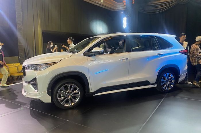 Toyota Kijang Innova Zenix dengan body kit Modellista