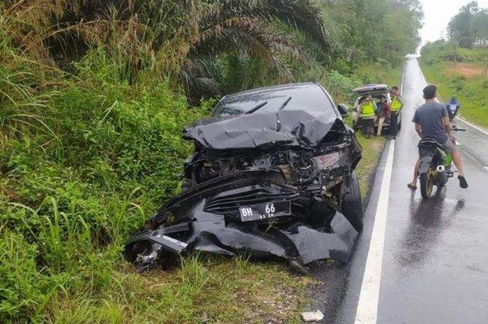 Kecelakaan Toyota Kijang Innova Vs Suzuki APV BNNK di Jl Ness, desa Batin, Ness, Kampung VII, Bajubang, Batanghari, Jambi