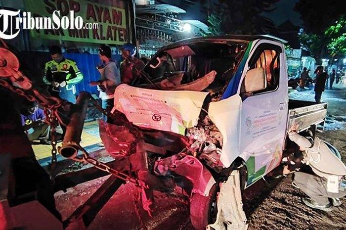 Kondisi Daihatsu Gran Max pikap yang mengalami rusak usai terjadi kecelakaan.  