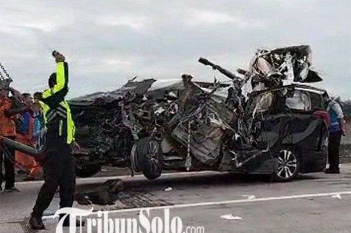 Toyota Alphard hancur menabrak truk tronton, tiga orang penumpang tewas