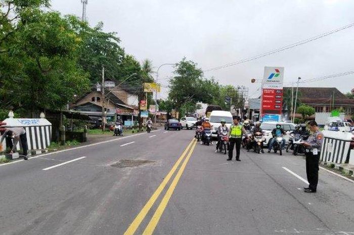 Petugas lakukan olah TKP awal dilokasi kejadian dua gadis kecelakaan berboncengan Honda Vario.
