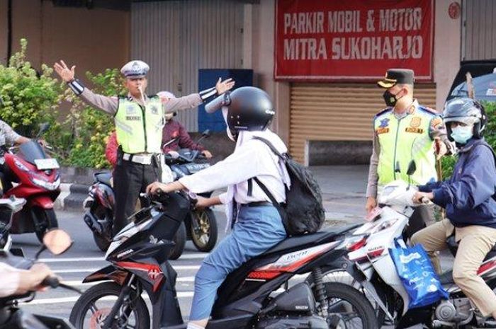 Sejumlah polisi dari Polres Sukoharjo, terpantau melakukan pengaturan lalu lintas, pada Selasa (22/11/2022).
